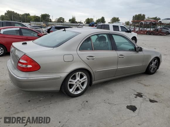 ✅ 2005 Mercedes-Benz E 500 • VIN: WDBUF83J75X170081 • Lot: 82342585. Wystawiony na Copart z przebiegiem 153 205 mil. Bezpłatny archiwum sprzedaży aukcyjnych z USA i szczegółowy raport historii pojazdu na DreamBid. Zdjęcie 3.