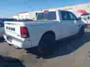 2017 Ram 1500 Night z VIN 1C6RR7MT0HS561087, wystawiony jako IAAI lot #43188191 z przebiegiem 138 239 mil mil oraz . Historia ofert i sprzedaży dostępna na DreamBid. Obrazek 4.