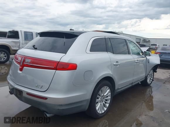 ✅ 2010 Lincoln MKT • VIN: 2LMHJ5FR8ABJ10068 • Лот: 42902663. Опубликован ранее на IAAI с пробегом Не указан. Бесплатный доступ к архиву аукционных продаж из США и подробный отчёт об истории автомобиля на DreamBid. Изображение 4.