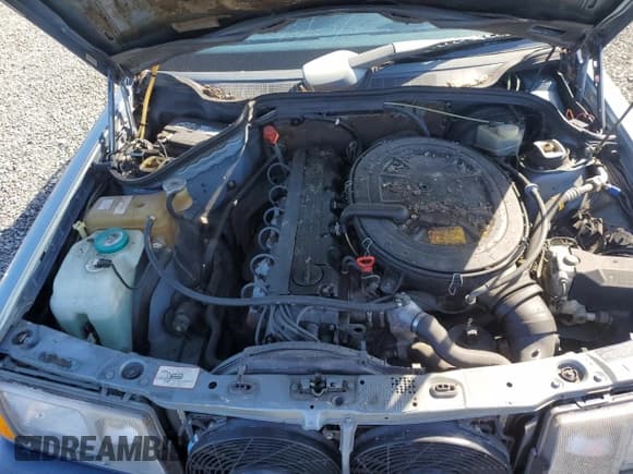 ✅ 1989 Mercedes-Benz 190 • VIN: WDBDA29D0KF609460 • Lot: 76746744. Wystawiony na Copart z przebiegiem 57 439 mil. Bezpłatny archiwum sprzedaży aukcyjnych z USA i szczegółowy raport historii pojazdu na DreamBid. Zdjęcie 11.