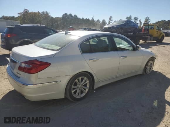 2013 Hyundai Genesis 3.8L z VIN KMHGC4DD5DU249723, wystawiony jako Copart lot #77183644 z przebiegiem 171 846 mil mil oraz Szkoda całkowita • Salvage title. Historia ofert i sprzedaży dostępna na DreamBid. Obrazek 3.