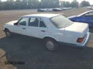 ✅ 1986 Mercedes-Benz 420 SEL • VIN: WDBCA35D7GA202151 • Lot: 62209695. Wystawiony na Copart z przebiegiem 180 720 mil. Bezpłatny archiwum sprzedaży aukcyjnych z USA i szczegółowy raport historii pojazdu na DreamBid. Zdjęcie 2.