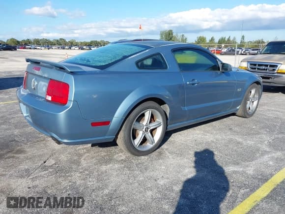 ✅ 2006 Ford Mustang GT Deluxe • VIN: 1ZVFT82H365136022 • Lot: 43614937. Wystawiony na IAAI z przebiegiem 69 894 mil. Bezpłatny archiwum sprzedaży aukcyjnych z USA i szczegółowy raport historii pojazdu na DreamBid. Zdjęcie 4.