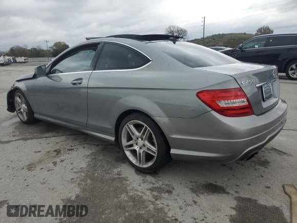 ✅ 2013 Mercedes-Benz C 250 • VIN: WDDGJ4HB9DF946888 • Lot: 90693825. Wystawiony na Copart z przebiegiem 88 385 mil. Bezpłatny archiwum sprzedaży aukcyjnych z USA i szczegółowy raport historii pojazdu na DreamBid. Zdjęcie 2.
