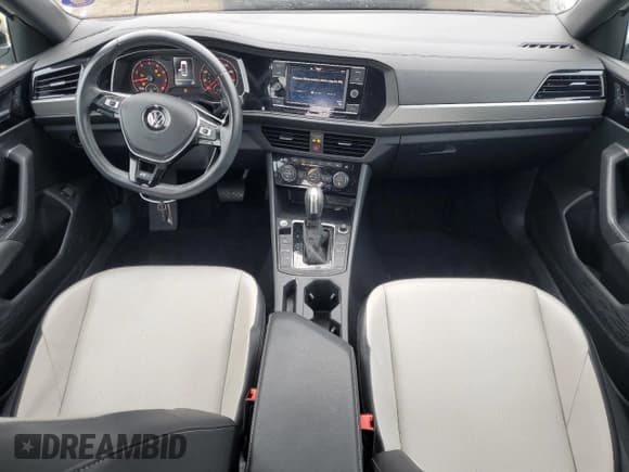 ✅ 2020 Volkswagen Jetta S • VIN: 3VWC57BU9LM106503 • Lot: 92425895. Wystawiony na Copart z przebiegiem 42 298 mil. Bezpłatny archiwum sprzedaży aukcyjnych z USA i szczegółowy raport historii pojazdu na DreamBid. Zdjęcie 8.