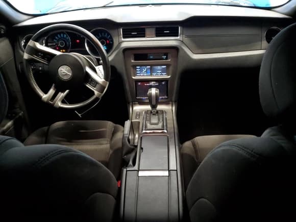 ✅ 2013 Ford Mustang V6 • VIN: 1ZVBP8AM3D5233302 • Lot: 66509395. Wystawiony na Copart z przebiegiem 151 528 mil. Bezpłatny archiwum sprzedaży aukcyjnych z USA i szczegółowy raport historii pojazdu na DreamBid. Zdjęcie 8.