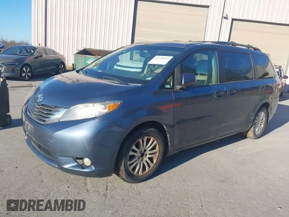 ✅ 2013 Toyota Sienna XLE • VIN: 5TDYK3DCXDS357983 • Лот: 43770825. Опубликован ранее на IAAI с пробегом 300 336 миль. Бесплатный доступ к архиву аукционных продаж из США и подробный отчёт об истории автомобиля на DreamBid. Изображение 2.