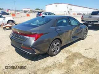 2025 Hyundai Elantra SEL Convenience z VIN KMHLS4DG7SU855176, wystawiony jako IAAI lot #43189664 z przebiegiem 22 183 mil mil oraz . Historia ofert i sprzedaży dostępna na DreamBid. Obrazek 4.