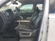 ✅ 2020 Ram 1500 Laramie • VIN: 1C6SRFJT3LN401390 • Lot: 70828025. Wystawiony na Copart z przebiegiem 132 906 mil. Bezpłatny archiwum sprzedaży aukcyjnych z USA i szczegółowy raport historii pojazdu na DreamBid. Zdjęcie 7.