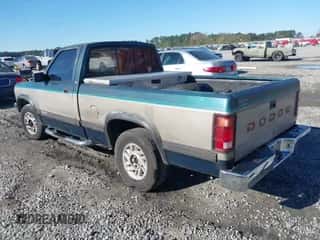 1993 Dodge Dakota S z VIN 1B7FL26X8PS234273, wystawiony jako IAAI lot #41874966 z przebiegiem 195 048 mil mil oraz . Historia ofert i sprzedaży dostępna na DreamBid. Obrazek 3.