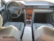 ✅ 1992 Mercedes-Benz 300 E • VIN: WDBEA30D3NB717445 • Лот: 88703365. Опубликован ранее на Copart с пробегом 195 976 миль. Бесплатный доступ к архиву аукционных продаж из США и подробный отчёт об истории автомобиля на DreamBid. Изображение 8.