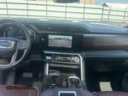 ✅ 2022 GMC Sierra 1500 Denali Ultimate • VIN: 1GTUUHET2NZ514460 • Лот: 65281035. Опубликован ранее на Copart с пробегом 28 550 миль. Бесплатный доступ к архиву аукционных продаж из США и подробный отчёт об истории автомобиля на DreamBid. Изображение 9.