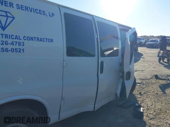 ✅ 2021 Chevrolet Express Cargo • VIN: 1GCWGAFP2M1197432 • Lot: 43585486. Wystawiony na IAAI z przebiegiem Nie podano. Bezpłatny archiwum sprzedaży aukcyjnych z USA i szczegółowy raport historii pojazdu na DreamBid. Zdjęcie 8.