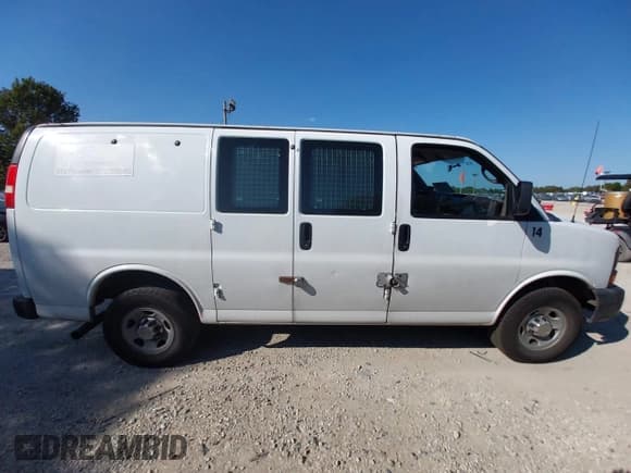 ✅ 2014 Chevrolet Express Cargo • VIN: 1GCWGFCGXE1134971 • Lot: 43158546. Wystawiony na IAAI z przebiegiem 105 034 mil. Bezpłatny archiwum sprzedaży aukcyjnych z USA i szczegółowy raport historii pojazdu na DreamBid. Zdjęcie 13.