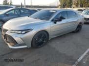 ✅ 2021 Toyota Avalon Hybrid XSE • VIN: 4T1EA1AB6MU002953 • Лот: 88275425. Опубликован ранее на Copart с пробегом 63 343 миль. Бесплатный доступ к архиву аукционных продаж из США и подробный отчёт об истории автомобиля на DreamBid. Изображение 1.