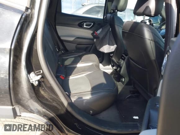 ✅ 2023 Jeep Compass (RED) Edition • VIN: 3C4NJDCN3PT558682 • Lot: 40799058. Wystawiony na IAAI z przebiegiem 8 786 mil. Bezpłatny archiwum sprzedaży aukcyjnych z USA i szczegółowy raport historii pojazdu na DreamBid. Zdjęcie 8.