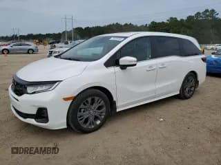 ✅ 2025 Honda Odyssey Touring • VIN: 5FNRL6H89SB077031 • Lot: 70328195. Wystawiony na Copart z przebiegiem 3 062 mil. Bezpłatny archiwum sprzedaży aukcyjnych z USA i szczegółowy raport historii pojazdu na DreamBid. Zdjęcie 1.