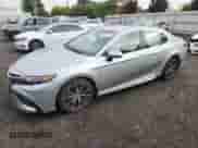 2022 Toyota Camry SE z VIN 4T1G11BK3NU051181, wystawiony jako Copart lot #70955225 z przebiegiem 43 417 mil mil oraz Szkoda całkowita • Salvage title. Historia ofert i sprzedaży dostępna na DreamBid. Obrazek 1.