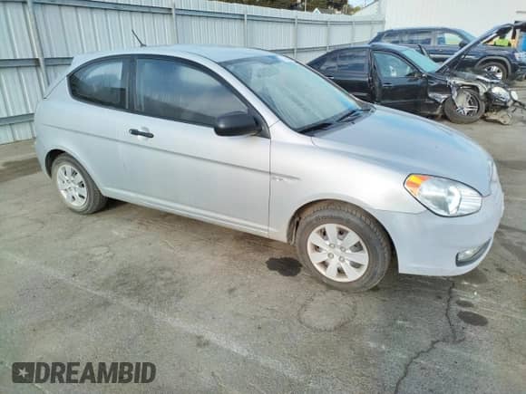 2011 Hyundai Accent GS z VIN KMHCM3AC7BU194836, wystawiony jako Copart lot #77693294 z przebiegiem 176 956 mil mil oraz Czysty tytuł • Clean title. Historia ofert i sprzedaży dostępna na DreamBid. Obrazek 4.