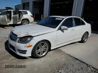 ✅ 2013 Mercedes-Benz C 300 Sport • VIN: WDDGF8AB1DF899634 • Lot: 82237315. Wystawiony na Copart z przebiegiem 122 557 mil. Bezpłatny archiwum sprzedaży aukcyjnych z USA i szczegółowy raport historii pojazdu na DreamBid. Zdjęcie 1.