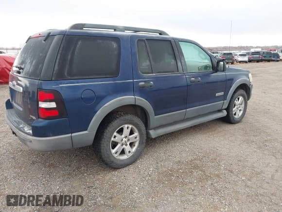 ✅ 2006 Ford Explorer XLT • VIN: 1FMEU63E86UA76342 • Lot: 43825333. Wystawiony na IAAI z przebiegiem 117 408 mil. Bezpłatny archiwum sprzedaży aukcyjnych z USA i szczegółowy raport historii pojazdu na DreamBid. Zdjęcie 4.