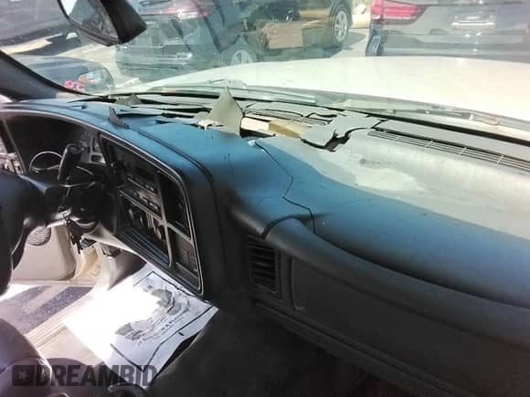 2004 Chevrolet Silverado 1500 z VIN 1GCEC14X74Z184266, wystawiony jako IAAI lot #42570003 z przebiegiem 50 109 mil mil oraz . Historia ofert i sprzedaży dostępna na DreamBid. Obrazek 1.