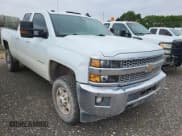 ✅ 2019 Chevrolet Silverado 2500HD LT • VIN: 2GC2KSEG6K1102981 • Lot: 42398515. Wystawiony na IAAI z przebiegiem 111 935 mil. Bezpłatny archiwum sprzedaży aukcyjnych z USA i szczegółowy raport historii pojazdu na DreamBid. Zdjęcie 1.