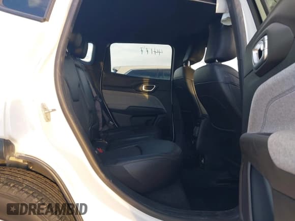 ✅ 2024 Jeep Compass Latitude • VIN: 3C4NJDBN9RT604083 • Lot: 43838871. Wystawiony na IAAI z przebiegiem 44 177 mil. Bezpłatny archiwum sprzedaży aukcyjnych z USA i szczegółowy raport historii pojazdu na DreamBid. Zdjęcie 8.