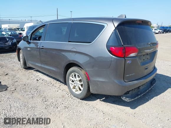 ✅ 2020 Chrysler Pacifica Touring • VIN: 2C4RC1FG1LR135488 • Lot: 43192754. Listed on IAAI with 84,631 mi. Free auction sales archive from the USA and detailed vehicle history report at DreamBid. Image 3.