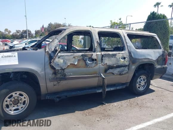 ✅ 2007 Chevrolet Suburban Commercial • VIN: 3GNGK26K77G143019 • Lot: 42608014. Wystawiony na IAAI z przebiegiem Nie podano. Bezpłatny archiwum sprzedaży aukcyjnych z USA i szczegółowy raport historii pojazdu na DreamBid. Zdjęcie 12.