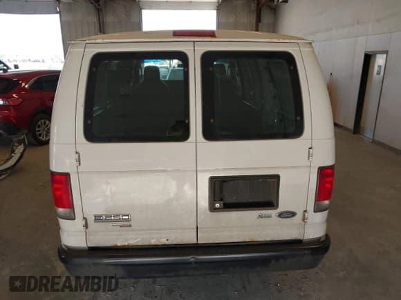 ✅ 2014 Ford Econoline Cargo Commercial • VIN: 1FTNE2EW8EDA09190 • Lot: 42655816. Wystawiony na IAAI z przebiegiem 212 534 mil. Bezpłatny archiwum sprzedaży aukcyjnych z USA i szczegółowy raport historii pojazdu na DreamBid. Zdjęcie 16.