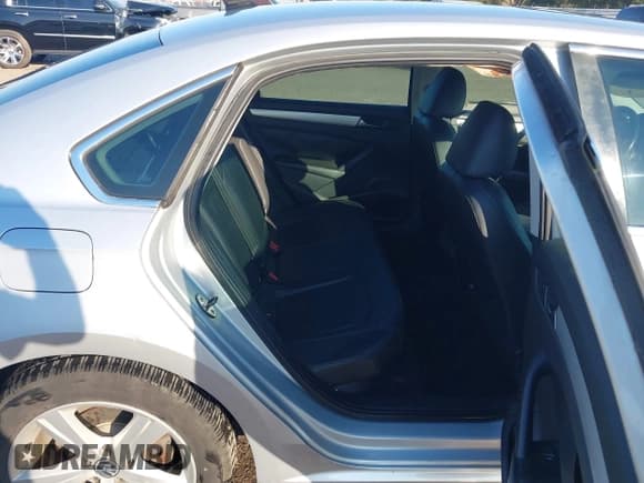 ✅ 2012 Volkswagen Passat SE • VIN: 1VWBP7A34CC019110 • Lot: 43634984. Listed on IAAI with 207,089 mi. Free auction sales archive from the USA and detailed vehicle history report at DreamBid. Image 8.
