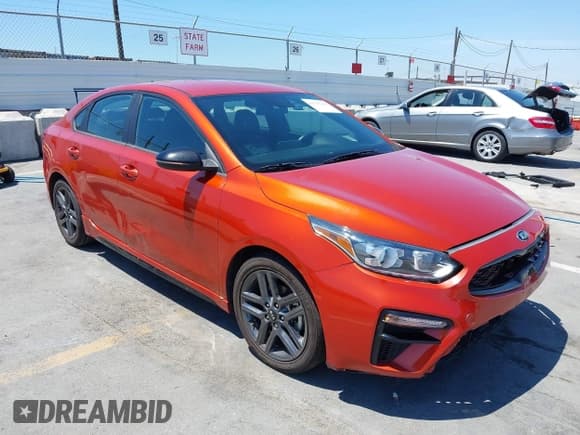 ✅ 2021 Kia Forte GT-Line • VIN: 3KPF34AD4ME411909 • Lot: 42945449. Wystawiony na IAAI z przebiegiem 81 159 mil. Bezpłatny archiwum sprzedaży aukcyjnych z USA i szczegółowy raport historii pojazdu na DreamBid. Zdjęcie 1.
