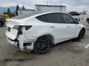 ✅ 2020 Tesla Model Y Long Range • VIN: 5YJYGDEE1LF013033 • Lot: 80819325. Wystawiony na Copart z przebiegiem 86 545 mil. Bezpłatny archiwum sprzedaży aukcyjnych z USA i szczegółowy raport historii pojazdu na DreamBid. Zdjęcie 3.