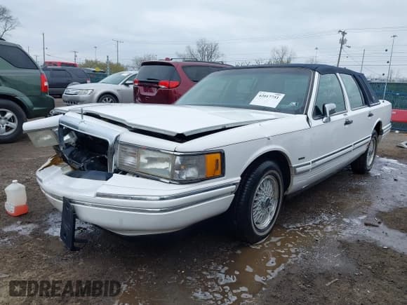 ✅ 1994 Lincoln Town Car Executive • VIN: 1LNLM81WXRY695472 • Lot: 42017751. Wystawiony na IAAI z przebiegiem 118 072 mil. Bezpłatny archiwum sprzedaży aukcyjnych z USA i szczegółowy raport historii pojazdu na DreamBid. Zdjęcie 2.