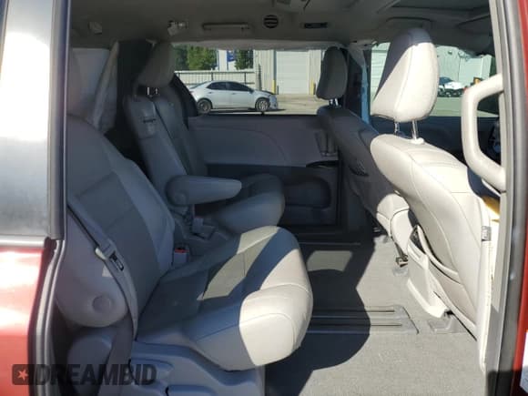 ✅ 2019 Toyota Sienna XLE Premium • VIN: 5TDYZ3DC5KS005483 • Lot: 86636995. Listed on Copart with 94,602 mi. Free auction sales archive from the USA and detailed vehicle history report at DreamBid. Image 11.