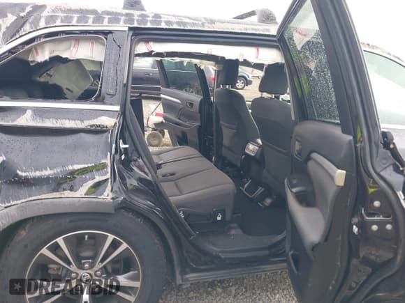 ✅ 2018 Toyota Highlander LE Plus • VIN: 5TDBZRFH2JS861971 • Lot: 43358842. Wystawiony na IAAI z przebiegiem 96 533 mil. Bezpłatny archiwum sprzedaży aukcyjnych z USA i szczegółowy raport historii pojazdu na DreamBid. Zdjęcie 8.