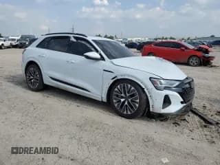 ✅ 2024 Audi Q8 e-tron Premium Plus • VIN: WA15AAGE8RB017425 • Lot: 66139974. Wystawiony na Copart z przebiegiem Nie podano. Bezpłatny archiwum sprzedaży aukcyjnych z USA i szczegółowy raport historii pojazdu na DreamBid. Zdjęcie 4.