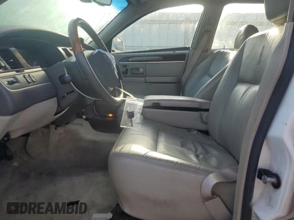 ✅ 2009 Lincoln Town Car Signature Limited • VIN: 2LNHM82V19X633700 • Lot: 80480435. Wystawiony na Copart z przebiegiem 60 064 mil. Bezpłatny archiwum sprzedaży aukcyjnych z USA i szczegółowy raport historii pojazdu na DreamBid. Zdjęcie 7.