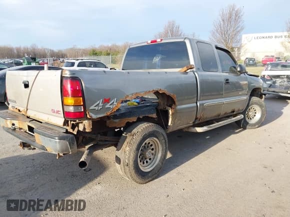 ✅ 2006 GMC Sierra 2500HD Work Truck • VIN: 1GTHK29D76E231603 • Lot: 41837685. Wystawiony na IAAI z przebiegiem 267 158 mil. Bezpłatny archiwum sprzedaży aukcyjnych z USA i szczegółowy raport historii pojazdu na DreamBid. Zdjęcie 4.