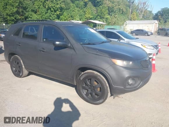 ✅ 2011 Kia Sorento LX • VIN: 5XYKTDA16BG128304 • Lot: 43180772. Wystawiony na IAAI z przebiegiem 175 867 mil. Bezpłatny archiwum sprzedaży aukcyjnych z USA i szczegółowy raport historii pojazdu na DreamBid. Zdjęcie 1.