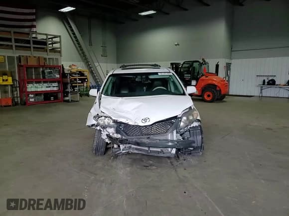 ✅ 2014 Toyota Sienna SE • VIN: 5TDXK3DC2ES442961 • Lot: 70143165. Listed on Copart with 204,488 mi. Free auction sales archive from the USA and detailed vehicle history report at DreamBid. Image 15.