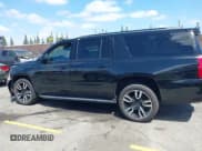 ✅ 2020 Chevrolet Suburban LT • VIN: 1GNSCHKC9LR128203 • Lot: 42275786. Wystawiony na IAAI z przebiegiem 86 217 mil. Bezpłatny archiwum sprzedaży aukcyjnych z USA i szczegółowy raport historii pojazdu na DreamBid. Zdjęcie 14.