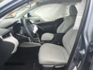 ✅ 2022 Toyota Corolla Cross L • VIN: 7MUAAAAG6NV008875 • Lot: 41772835. Wystawiony na Copart z przebiegiem 17 836 mil. Bezpłatny archiwum sprzedaży aukcyjnych z USA i szczegółowy raport historii pojazdu na DreamBid. Zdjęcie 7.