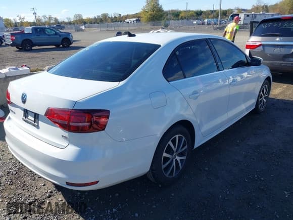 ✅ 2017 Volkswagen Jetta SE • VIN: 3VWDB7AJ3HM374510 • Лот: 43505836. Опубликован ранее на IAAI с пробегом 70 557 миль. Бесплатный доступ к архиву аукционных продаж из США и подробный отчёт об истории автомобиля на DreamBid. Изображение 4.