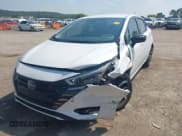 ✅ 2024 Nissan Versa SR • VIN: 3N1CN8FV3RL840308 • Лот: 42905349. Опубликован ранее на IAAI с пробегом 11 389 миль. Бесплатный доступ к архиву аукционных продаж из США и подробный отчёт об истории автомобиля на DreamBid. Изображение 2.