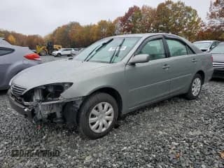 ✅ 2005 Toyota Camry SE • VIN: 4T1BE32K25U500893 • Lot: 90483695. Wystawiony na Copart z przebiegiem 142 896 mil. Bezpłatny archiwum sprzedaży aukcyjnych z USA i szczegółowy raport historii pojazdu na DreamBid. Zdjęcie 1.