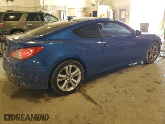 2010 Hyundai Genesis Coupe Track z VIN KMHHU6KH3AU023985, wystawiony jako Copart lot #47077255 z przebiegiem Nie podano mil oraz Szkoda całkowita • Salvage title. Historia ofert i sprzedaży dostępna na DreamBid. Obrazek 3.