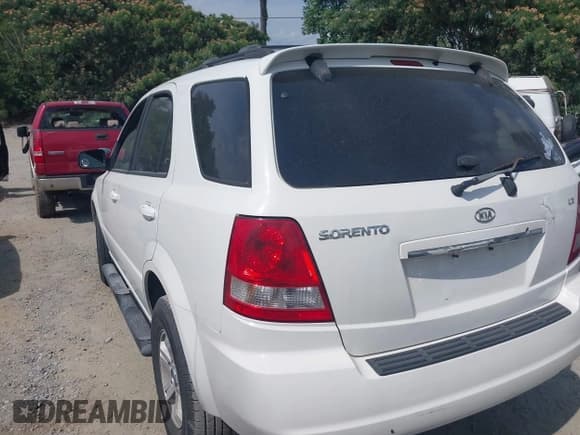 ✅ 2005 Kia Sorento LX • VIN: KNDJD733455428588 • Lot: 42430143. Wystawiony na IAAI z przebiegiem 282 985 mil. Bezpłatny archiwum sprzedaży aukcyjnych z USA i szczegółowy raport historii pojazdu na DreamBid. Zdjęcie 3.