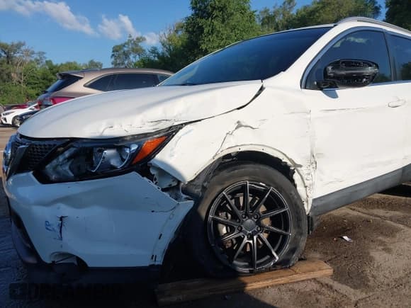 ✅ 2017 Nissan Rogue SV • VIN: JN1BJ1CR5HW112164 • Lot: 42740055. Listed on IAAI with 98,276 mi. Free auction sales archive from the USA and detailed vehicle history report at DreamBid. Image 6.